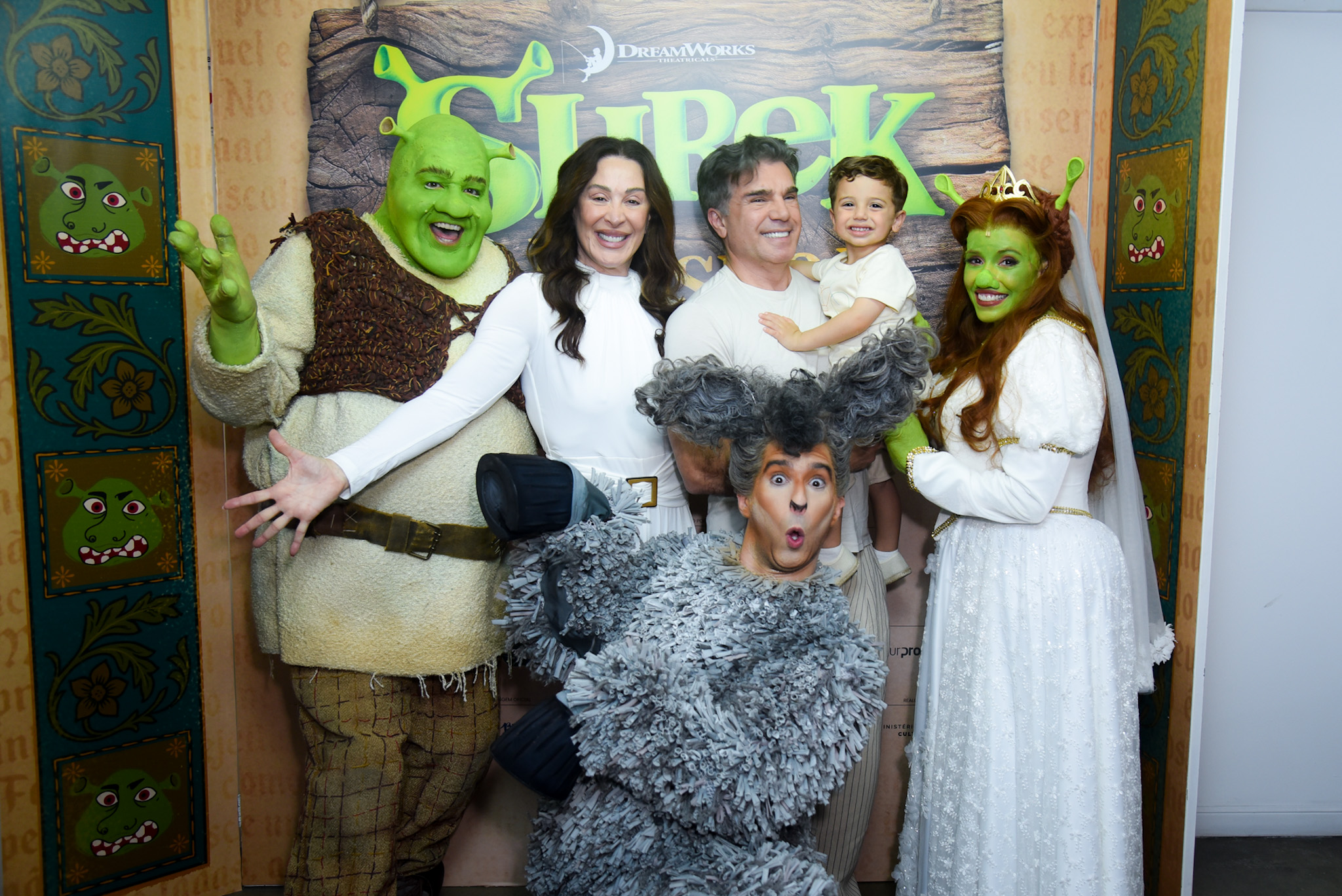 Em sessão em São Paulo, musical Shrek recebe Claudia Raia, Fernanda Lima e Daniel com os filhos
