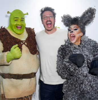 Pré-estreia de Shrek – O Musical movimenta o fim de semana em São Paulo e reúne nomes do entretenimento