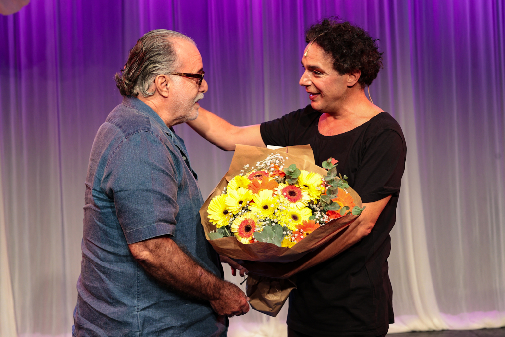 Tony Ramos é aplaudido ao subir ao palco durante homenagem na estreia - Fotos: Victor Chapetta/ Brazil News