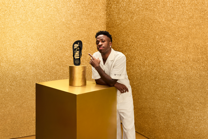 Vini Jr. ativa collab com Havaianas em São Gonçalo, no Rio de Janeiro