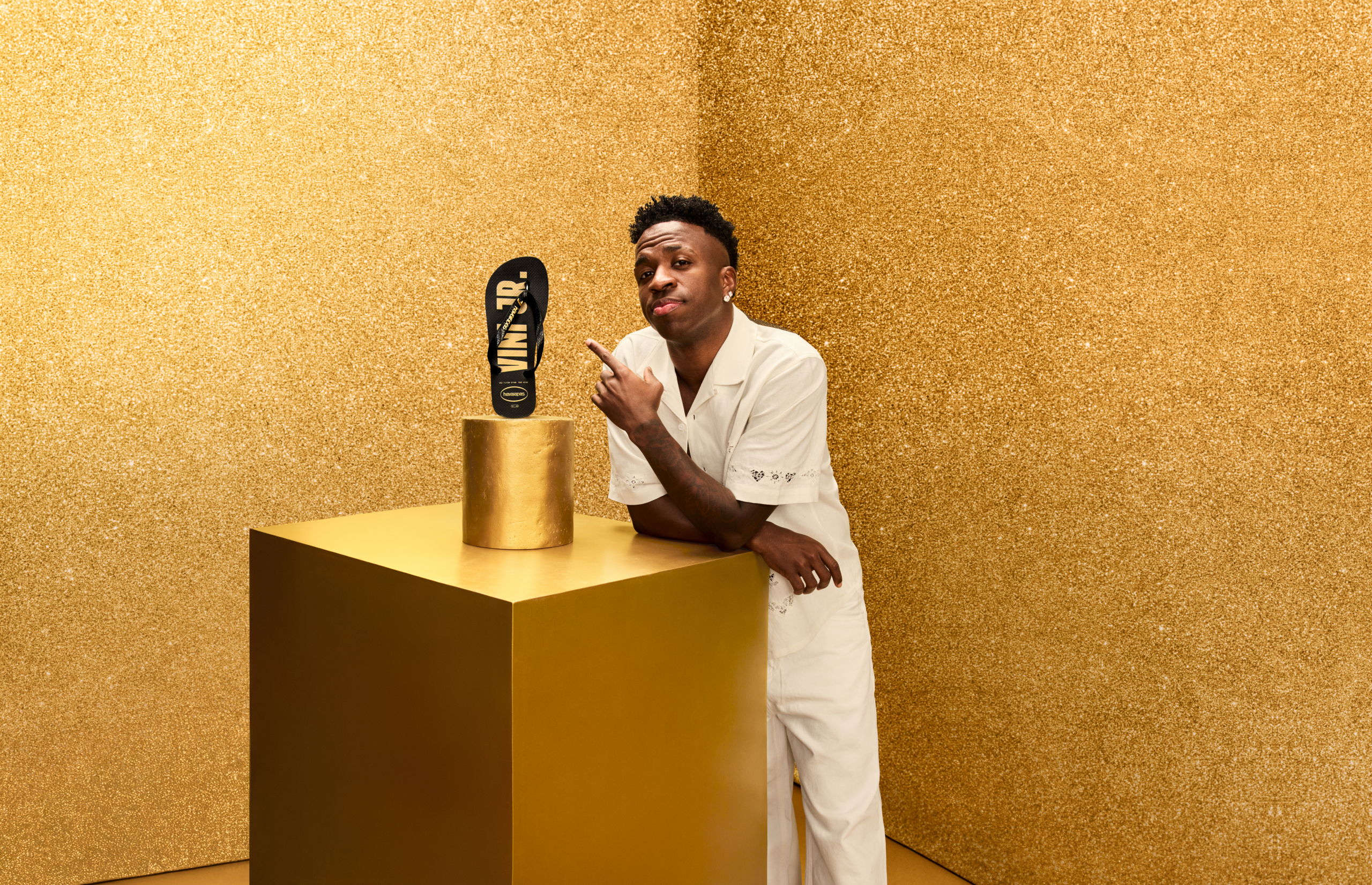 Vini Jr. ativa collab com Havaianas em São Gonçalo, no Rio de Janeiro