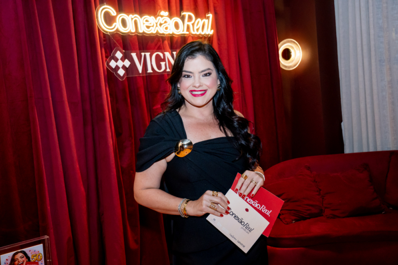 Vivi Almada estreia o podcast Conexão Real em jantar intimista