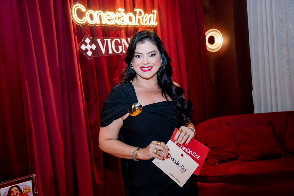 Vivi Almada estreia o podcast Conexão Real em jantar intimista