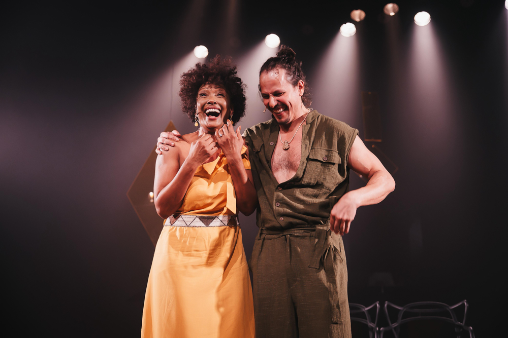 Isabel Fillardis estreia espetáculo “O Começo do Fim” no Rio e é surpreendida com pedido de casamento