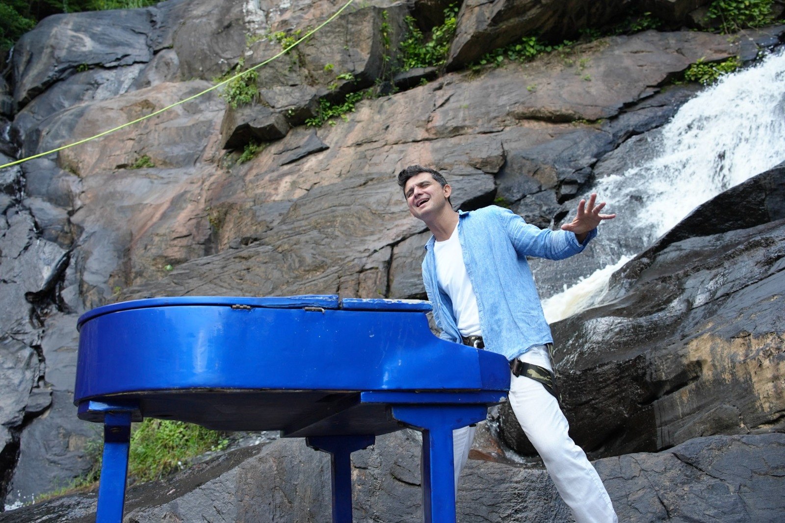 Paulo Rodrigo transforma paisagem de Baturité em experiência artística inédita no país