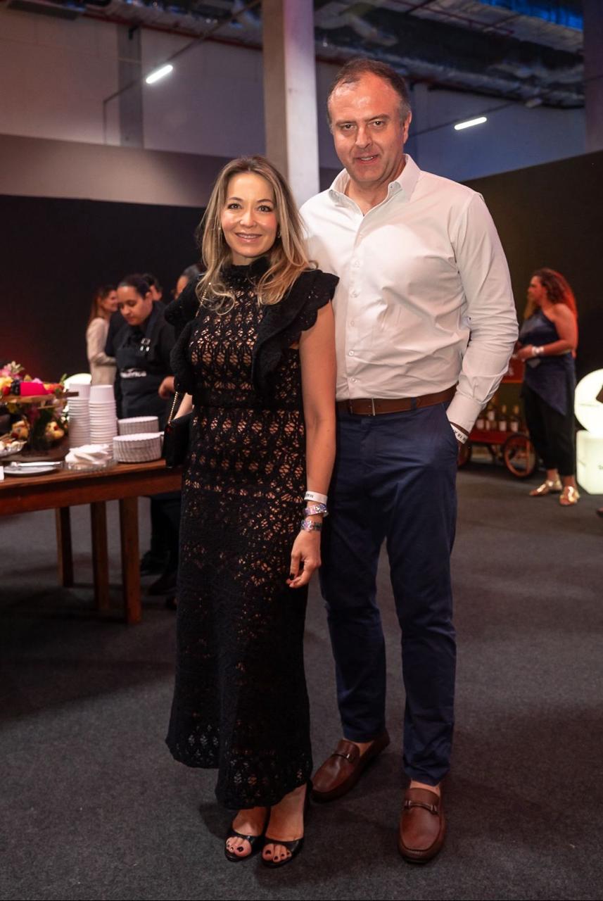 Gustavo Bonfiglioli Ramos, na foto ao lado da esposa Monica Serdoz, assume a liderança da Wiz Benefícios após 25 anos de atuação no setor de saúde — Foto: arquivo pessoal
