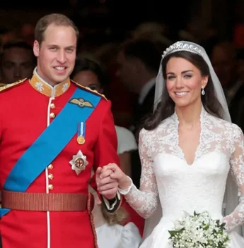 Príncipe William e Kate Middleton completam 15 anos de casamento e divulgam foto com os filhos
