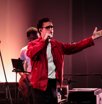 Zeca Veloso equilibra herança e identidade em show de estreia no Rio