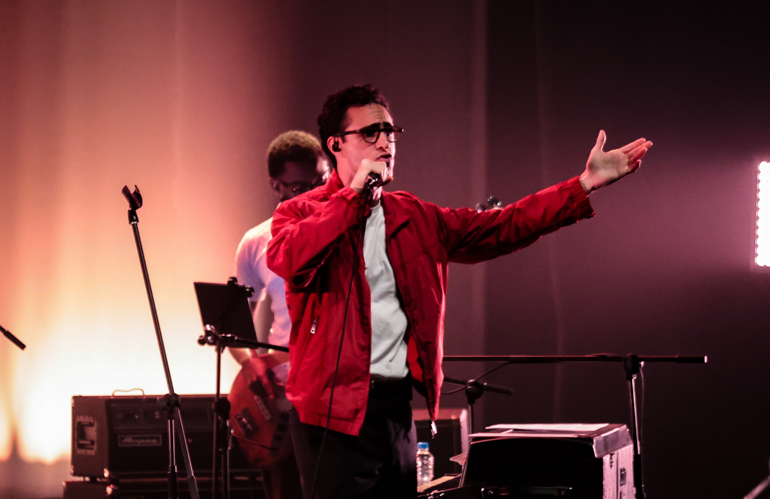 Zeca Veloso equilibra herança e identidade em noite de estreia no Rio