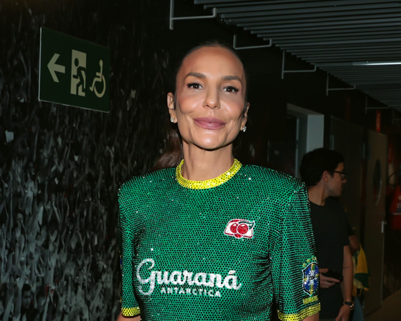 Ivete Sangalo divide palco com campeões do penta antes de amistoso da Seleção