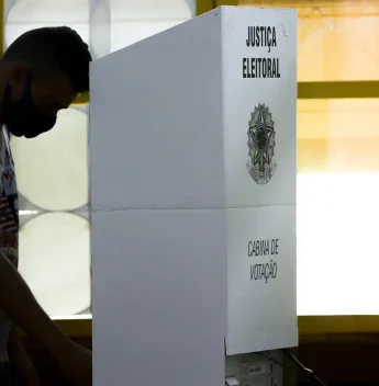 Brasil supera marca de 1 milhão de eleitores no exterior pela primeira vez
