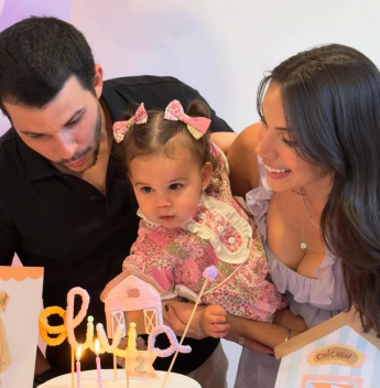 Nicole Vasconcelos e Pedro Paulo Carapeba recebem a família para aniversário de Olivia em Orlando