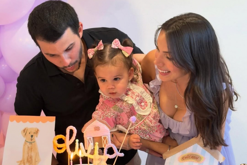 Nicole Vasconcelos e Pedro Paulo Carapeba recebem a família para aniversário de Olivia em Orlando
