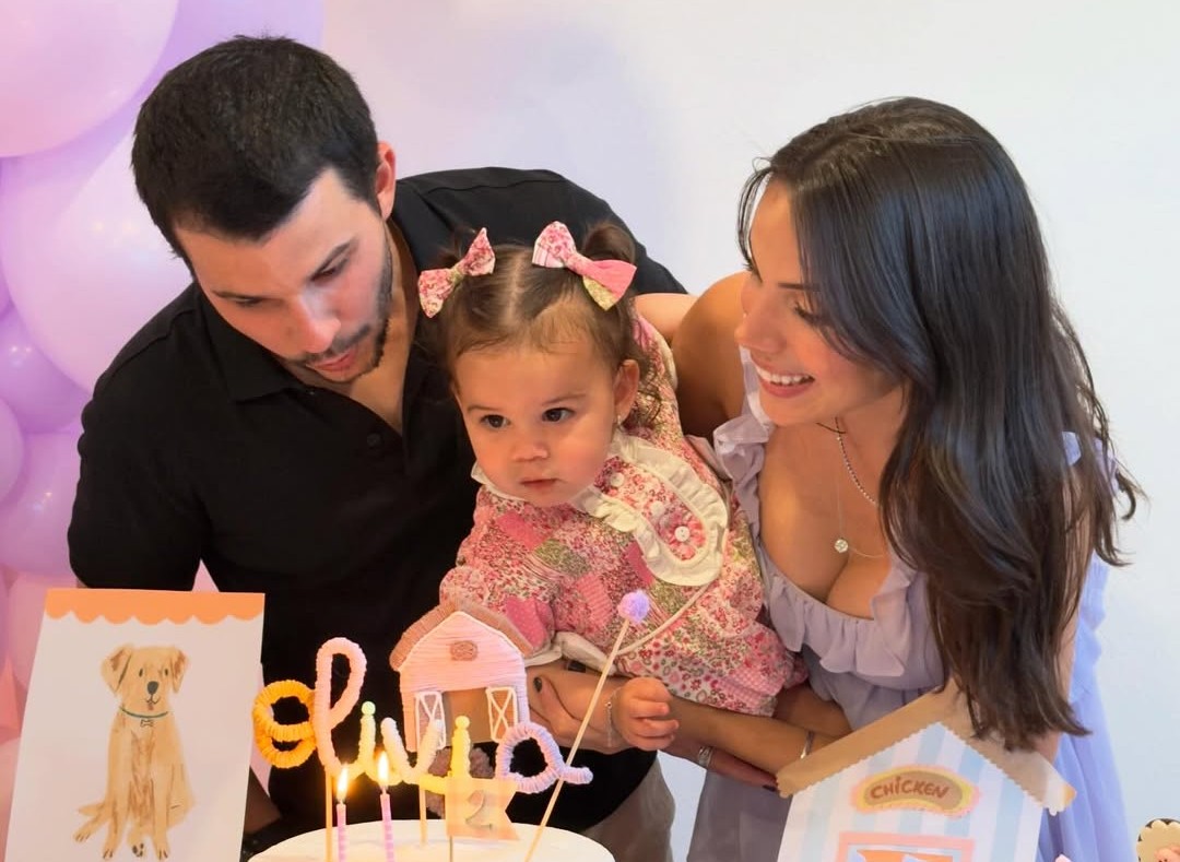Nicole Vasconcelos e Pedro Paulo Carapeba recebem a família para aniversário de Olivia em Orlando