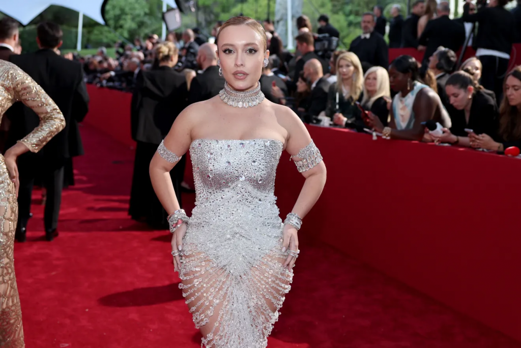 O visual de 2024 reuniu 25 mil cristais Swarovski bordados à mão