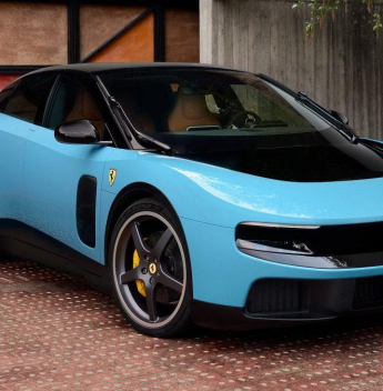 Após queda das ações, Ferrari afirma que primeiro carro elétrico já acumula pedidos de clientes
