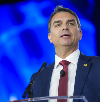 Viagem de Flávio Bolsonaro aos EUA amplia disputa política entre bolsonarismo e lulismo