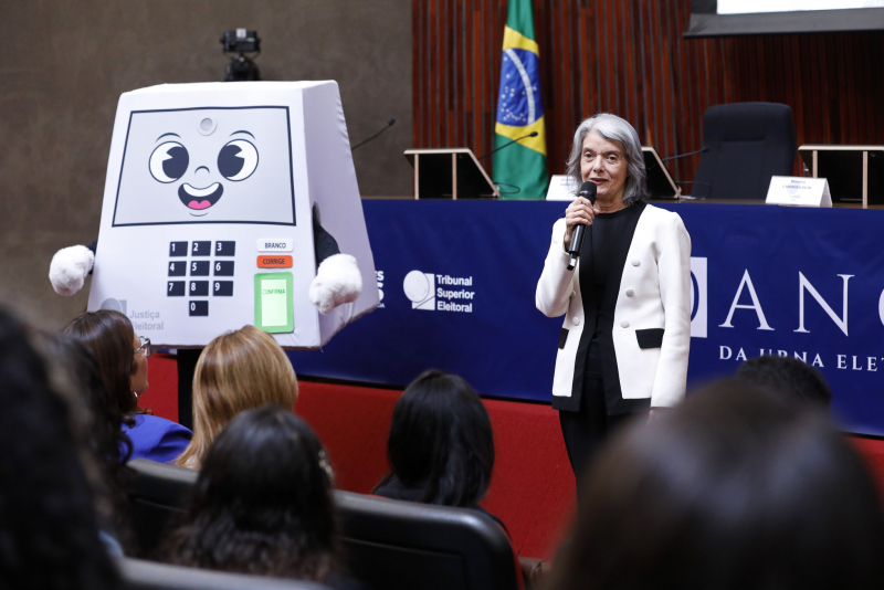TSE entra no jogo do engajamento e mira nova geração de eleitores