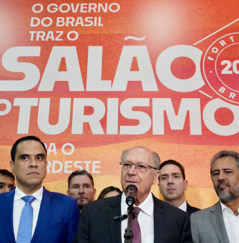 Em Fortaleza, Alckmin anuncia isenção de visto para turistas chineses no Brasil