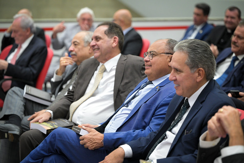 Obra Comemorativa - Raul Araújo celebra 15 anos no STJ em noite de lançamento e homenagens