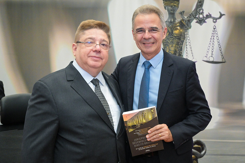 Obra Comemorativa - Raul Araújo celebra 15 anos no STJ em noite de lançamento e homenagens