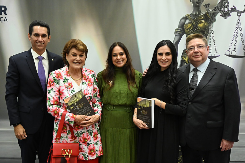 Obra Comemorativa - Raul Araújo celebra 15 anos no STJ em noite de lançamento e homenagens