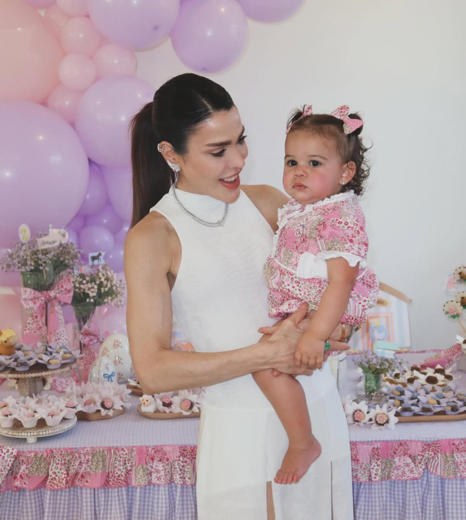 A Sua Festinha Foi Preparada Com Muito, Muito Amor. Uma Festa Que Envolveu Toda A Família Em Cad (12)