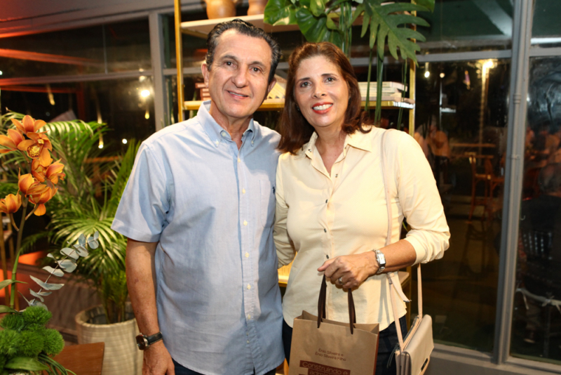 Encontro de gerações - Ênio Silveira e filho revisitam história na educação em noite de autógrafos no Iate Clube