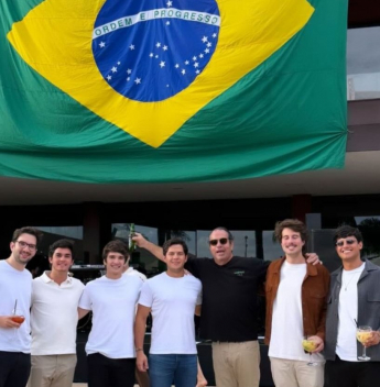 Márcio Salomão celebra aniversário em clima de Copa do Mundo ao lado de familiares e amigos em Brasília