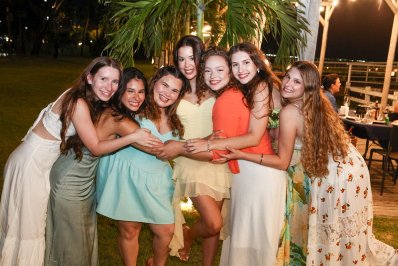 Celebração jovem - Emily Costa festeja os 22 anos em sunset entre amigos no Iate Clube de Fortaleza