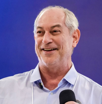 Ciro nega apoio a Flávio Bolsonaro e culpa governistas por associação com presidenciável do PL