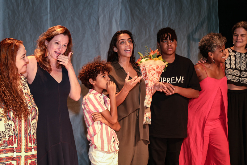 Cultura e Sensibilidade - Benedita Casé sobe aos palcos com “Surda” e recebe apoio da família na estreia