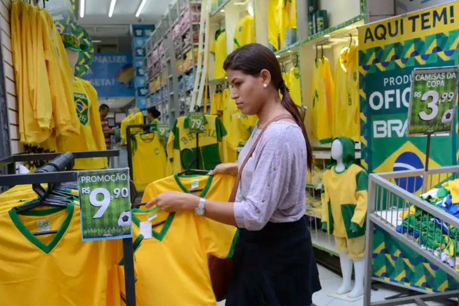 Mais de 60% dos brasileiros que planejam compras para a Copa estão inadimplentes