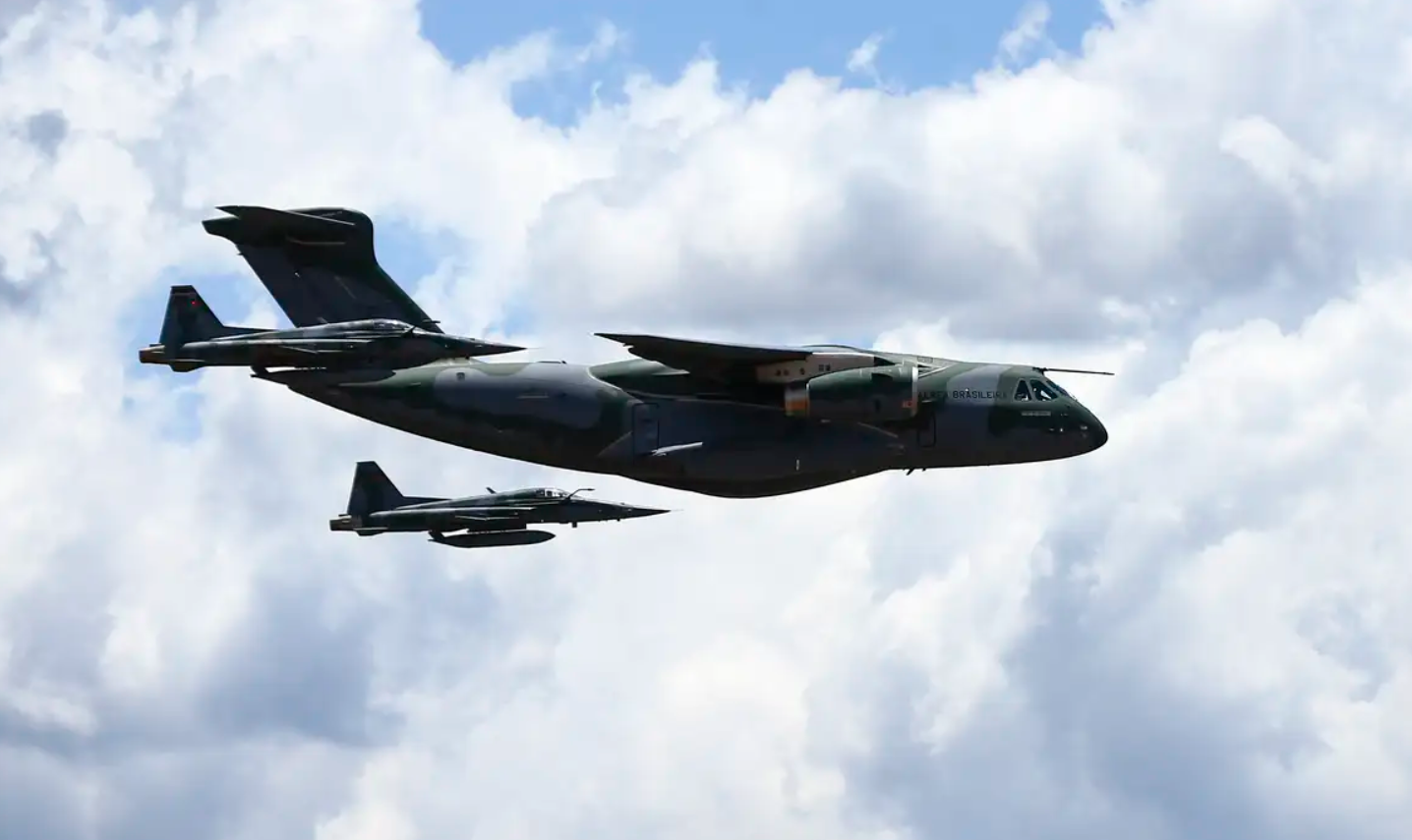 Argentina vira alvo de ofensiva comercial da indústria militar brasileira