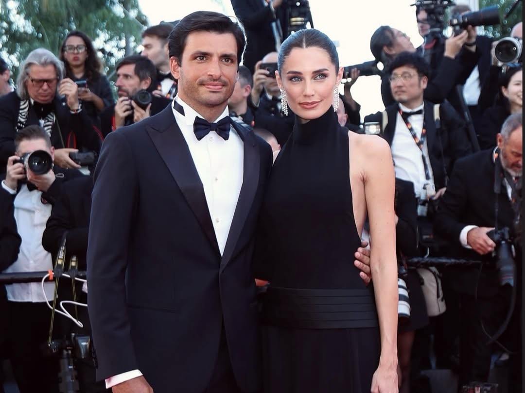 Carlos Sainz, piloto da Fórmula 1, marca presença na abertura do Festival de Cannes ao lado de Rebecca Donaldson