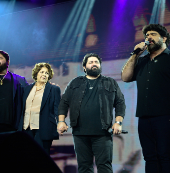 Fabiano e César Menotti celebram o Dia das Mães com participação especial da família em São Paulo