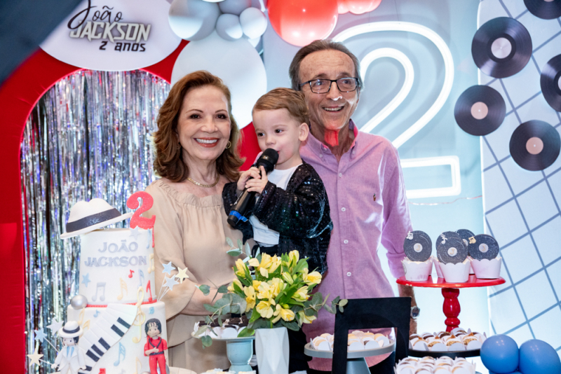Pequeno astro - João Bezerra Ramalho entra no ritmo do pop para celebrar seus 2 anos
