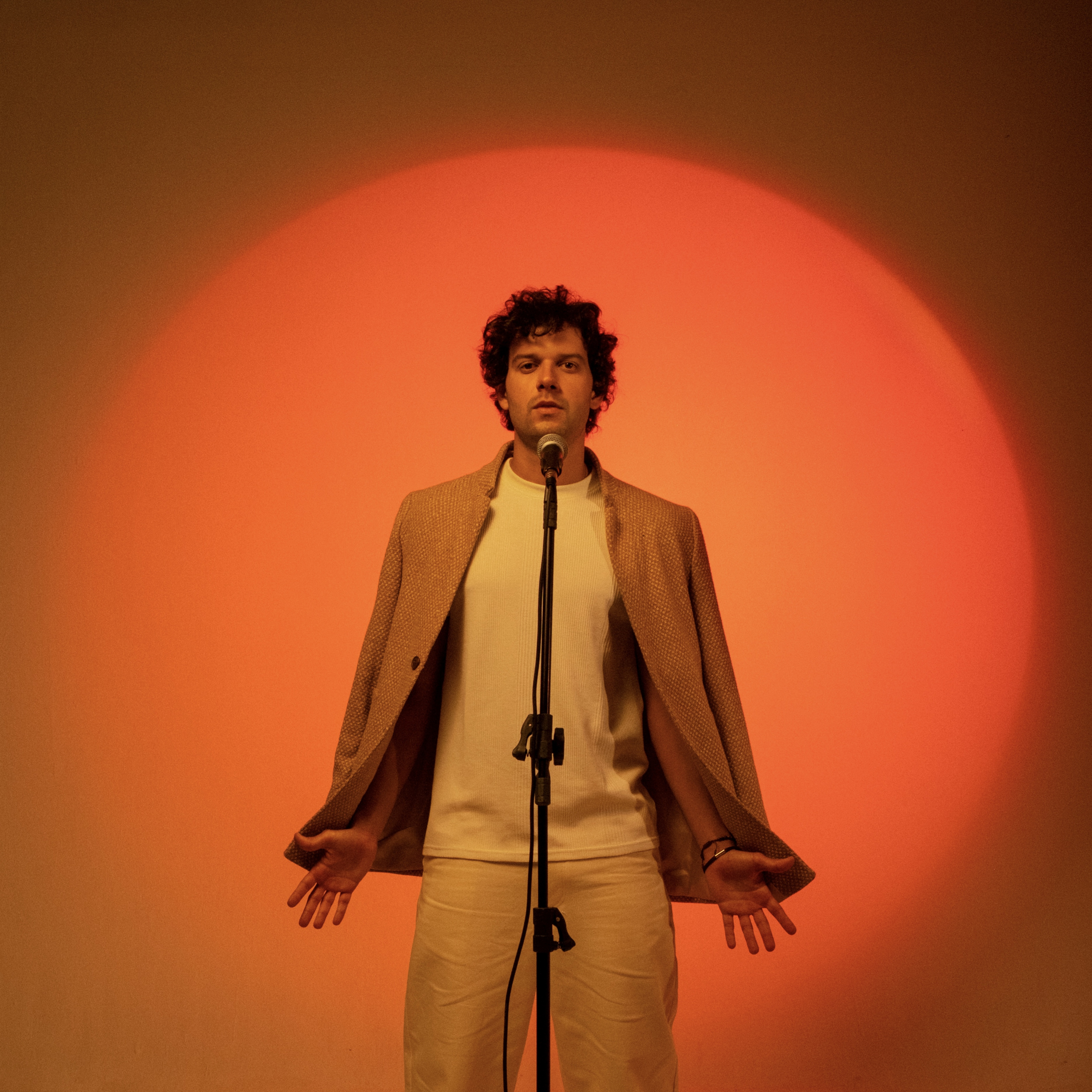 “TEMPLO”: novo álbum de Davi Cartaxo mistura indie rock, nova MPB e energia pop