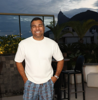 Ed Sarmanho escolhe rooftop do Yoo2 Rio para celebrar aniversário ao lado de amigos