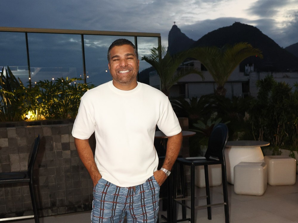 Ed Sarmanho escolhe rooftop do Yoo2 Rio para celebrar aniversário ao lado de amigos