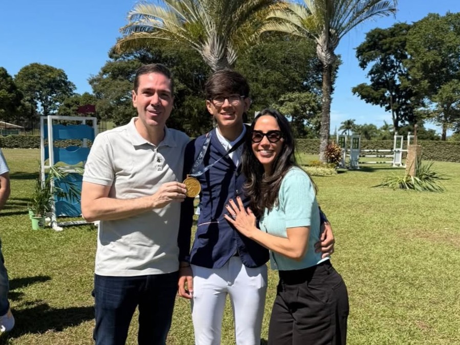 Eduardo e Nadia Bismarck acompanham fim de semana de medalhas dos filhos no hipismo