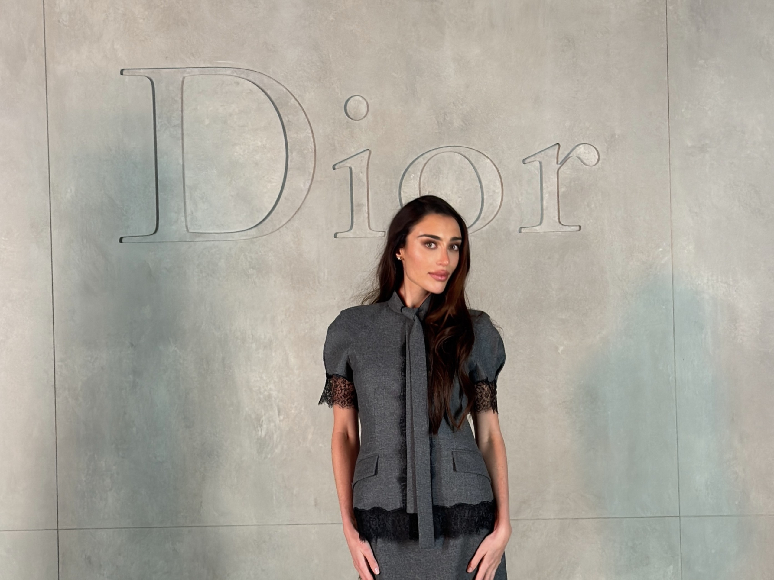 Elisa Zarzur acompanha estreia de Jonathan Anderson na Dior Cruise 2027 em Los Angeles