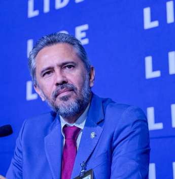 Entre IA e energia renovável, Elmano reforça Ceará como aposta estratégica do Brasil