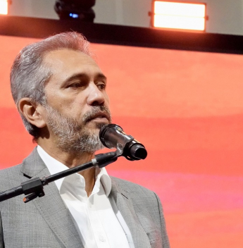 No Salão do Turismo, Elmano aponta cooperação institucional como eixo do desenvolvimento cearense