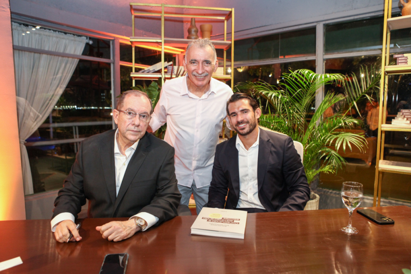 Encontro de gerações - Ênio Silveira e filho revisitam história na educação em noite de autógrafos no Iate Clube