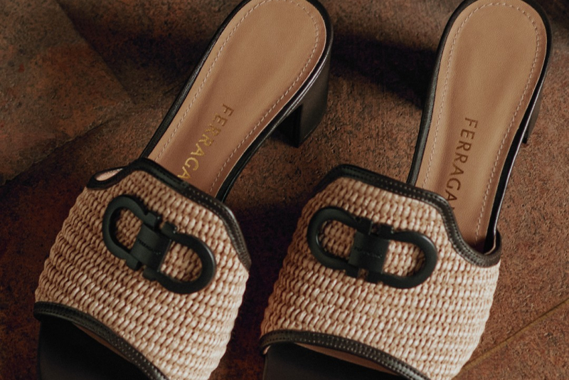 Ferragamo lança coleção Resort 2026 de acessórios inspirada nas paisagens do Mediterrâneo