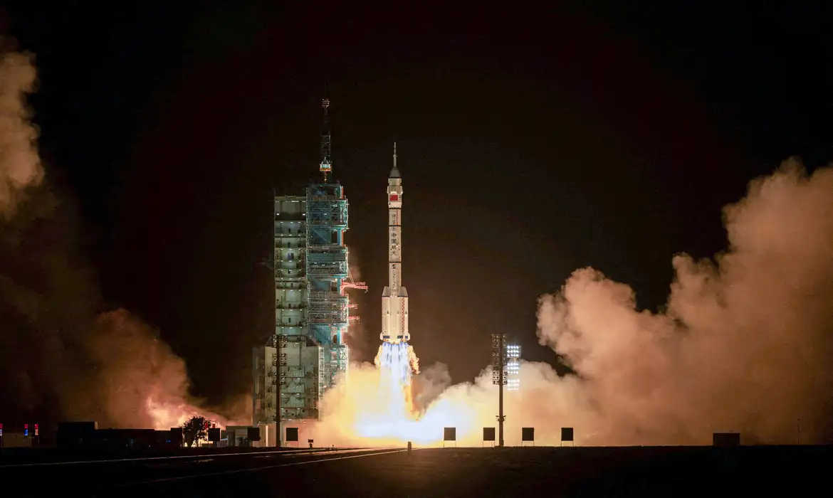China inicia missão inédita que manterá astronauta em órbita por um ano