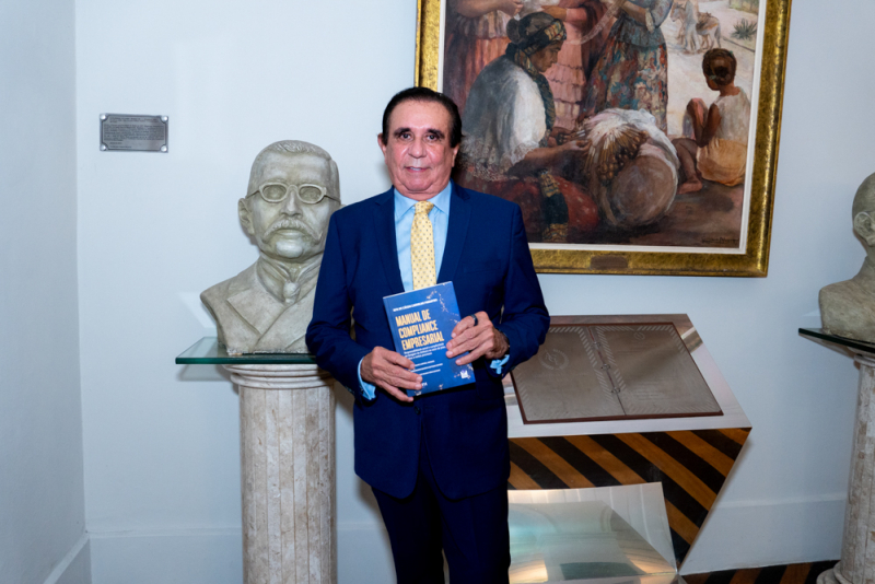 Mercado de luxo e Compliance - Academia Cearense de Letras recebe sessão de autógrafos de obra da jurista Rita Parahyba