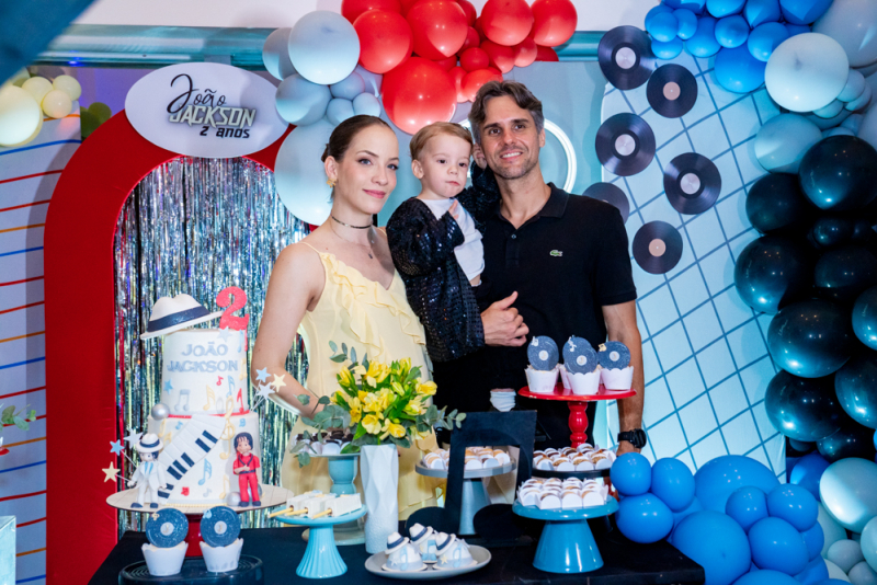 Pequeno astro - João Bezerra Ramalho entra no ritmo do pop para celebrar seus 2 anos