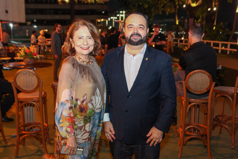 Encontro de gerações - Ênio Silveira e filho revisitam história na educação em noite de autógrafos no Iate Clube